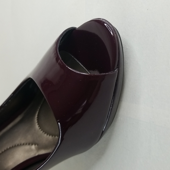 Bandolino B-Flexable Leather Peeptoe Highheeled shoes - Picture 5 of 13